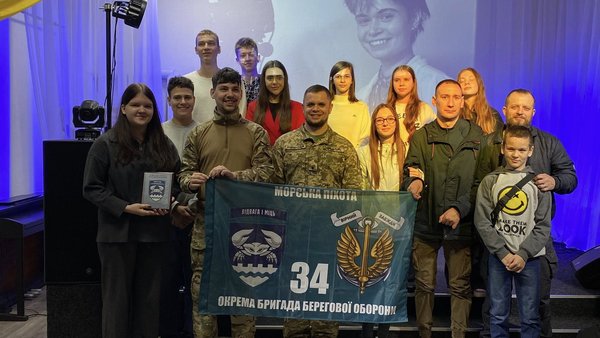 Херсонські діти відзначені за стрічку, трофей віддали воїнам.