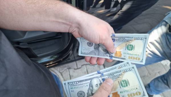 У Чернівцях затримали самозванця-генерала, який за 6 тисяч доларів обіцяв переведення на службу в тил – поліція 1