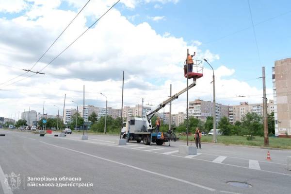 На зупинках у Запоріжжі розпочали монтаж захисних сіток від дронів. 5 На зупинках у Запоріжжі розпочали монтаж захисних сіток від дронів. 5
