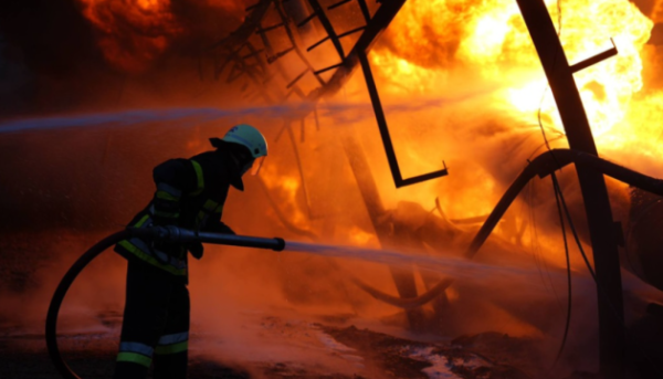 На Київщині внаслідок атаки росіян спалахнув склад, є поранений 2 На Київщині внаслідок атаки росіян спалахнув склад, є поранений 2