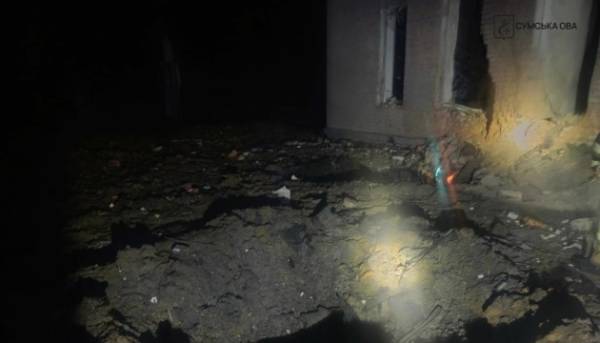 Головна 13 Внаслідок потужного удару безпілотниками російських військ по Сумській області загинула одна жінка,…