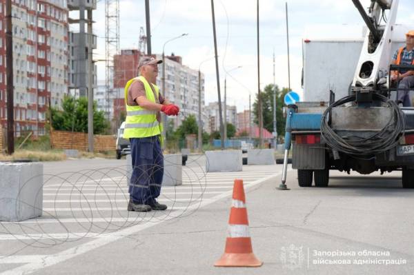 На зупинках у Запоріжжі розпочали монтаж захисних сіток від дронів. 6 На зупинках у Запоріжжі розпочали монтаж захисних сіток від дронів. 6