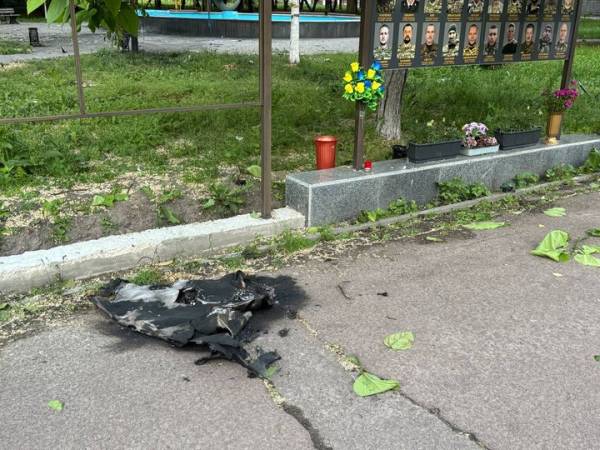 У Шостці внаслідок атаки дронів постраждала Алея Героїв 6 У Шостці внаслідок атаки дронів постраждала Алея Героїв 6