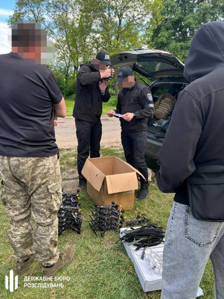 На Донеччині затримали військовослужбовця за ймовірний продаж дронів свого підрозділу 7 На Донеччині затримали військовослужбовця за ймовірний продаж дронів свого підрозділу 7