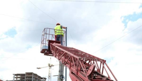 На зупинках у Запоріжжі розпочали монтаж захисних сіток від дронів. 9 На зупинках у Запоріжжі розпочали монтаж захисних сіток від дронів. 9