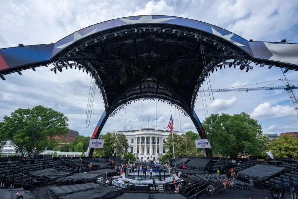 Головна 17 Арена для бою: Трамп відсвяткував день народження на гігантській спортивній арені