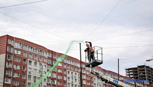 На зупинках громадського транспорту в Запоріжжі встановлюють захисні сітки від дронів. 18 На зупинках громадського транспорту в Запоріжжі встановлюють захисні сітки від дронів. 18