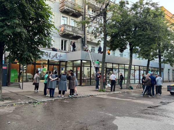 У Шостці внаслідок атаки дронів постраждала Алея Героїв 7 У Шостці внаслідок атаки дронів постраждала Алея Героїв 7
