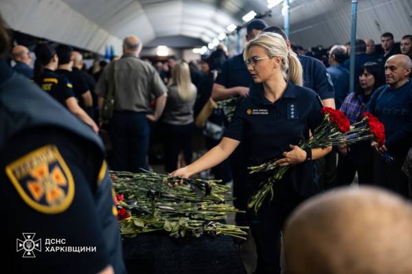 У Харкові провели в останню путь рятувальників, які загинули внаслідок російського удару 15 червня 14