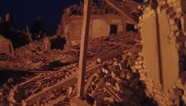 Російські війська вночі атакували Дніпропетровщину керованими авіабомбами та дронами, внаслідок чого одна людина загинула, ще дев'ятеро зазнали поранень. 2