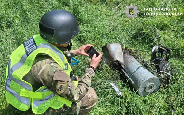 Поблизу проїжджої частини у Шевченківському районі Києва виявили бойовий елемент "Герань-2". 4 Поблизу проїжджої частини у Шевченківському районі Києва виявили бойовий елемент "Герань-2". 4
