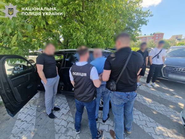 У Чернівцях затримали самозванця-генерала, який за 6 тисяч доларів обіцяв переведення на службу в тил – поліція 4