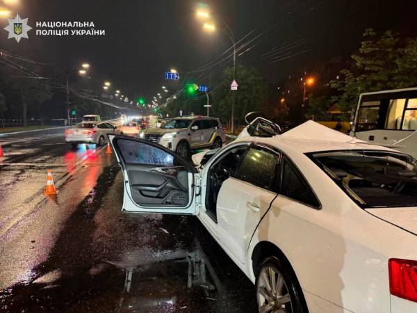 У Києві автомобіль виїхав на смугу зустрічного руху і зіткнувся з вантажівкою, є потерпілий. 4