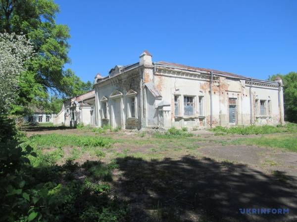 Старовинний Корсунь сумує: немає з ким журбу розділити. 26